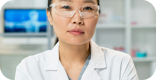 Mulher em casa com livro