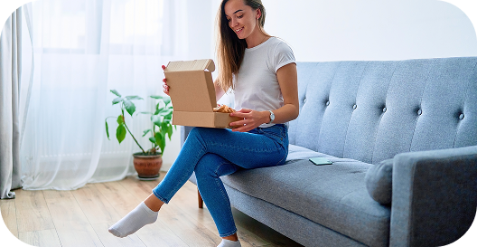 Mulher em casa com livro